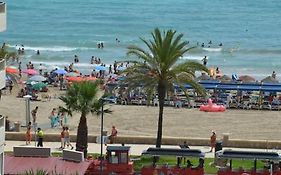 Apartamento céntrico en la playa con piscina.